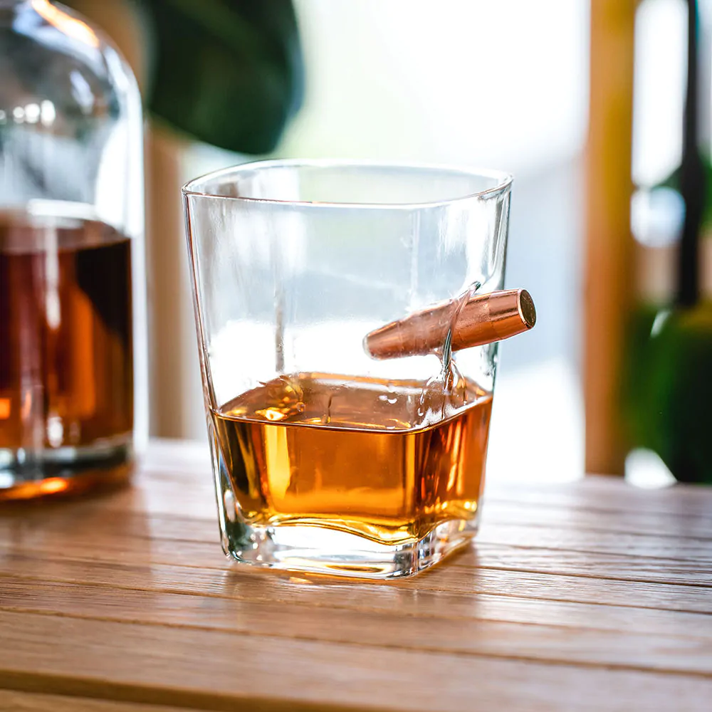 Verre à whisky Last Man Standing avec une cartouche encastrée dans le verre