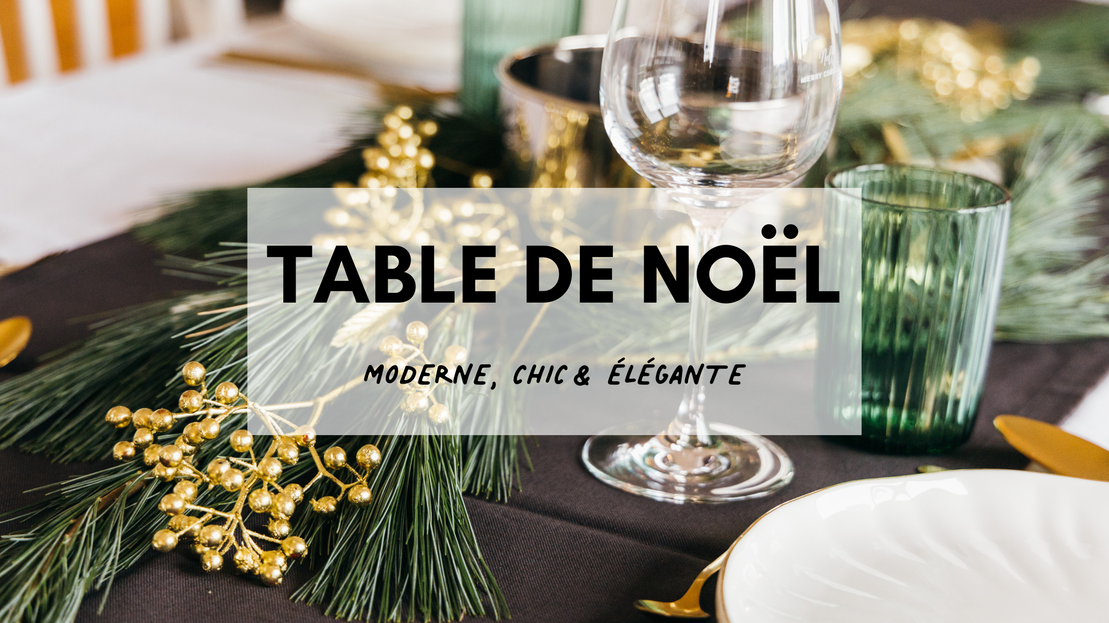 Couvert De Table De Noël Avec Assiettes Vides Et Gobelets Rouges Sur Nappe  Blanche