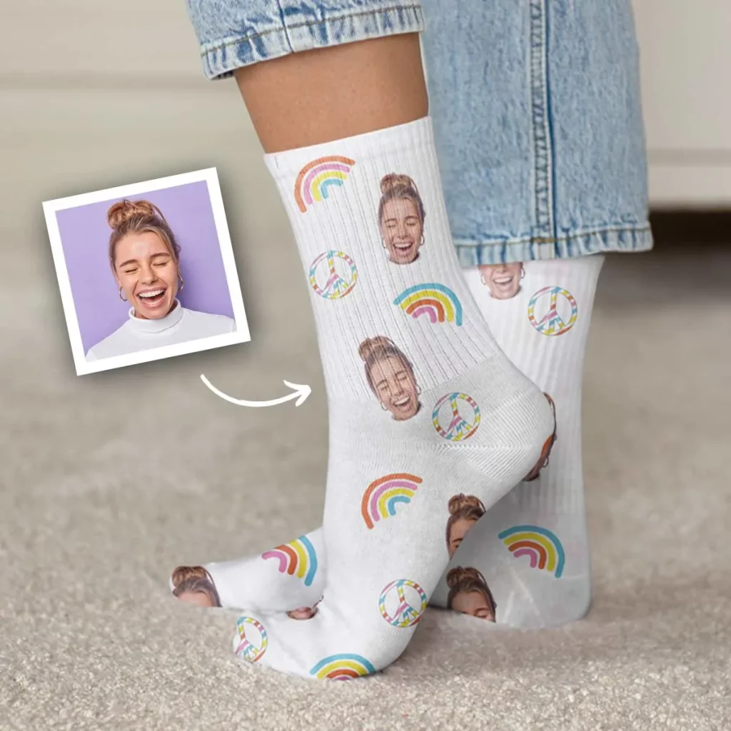 Chaussettes personnalisées visage motifs arc-en-ciel et peace and love