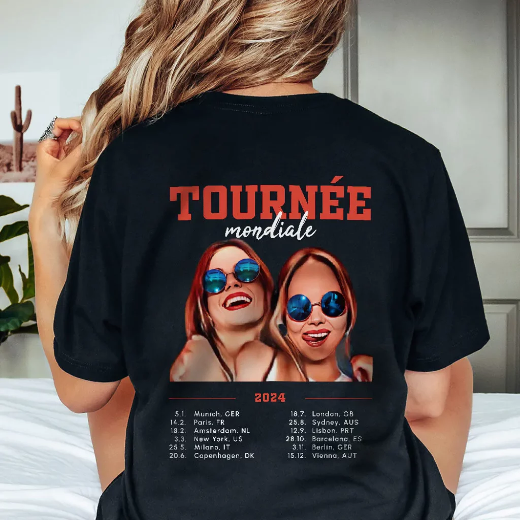 T-shirt personnalisé avec photo cartoonisée de 2 femmes et l'inscription Tournée mondiale avec des dates et des lieux
