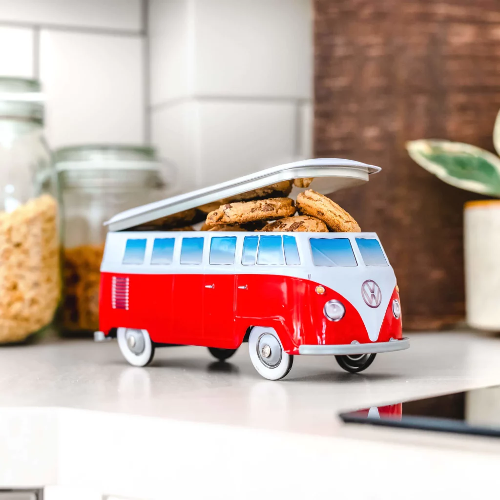 Boite à biscuits en métal Combi VW rouge avec des cookies
